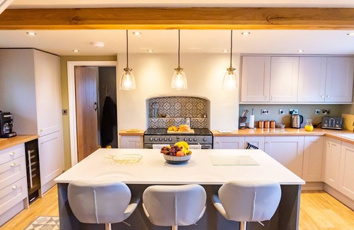 Stoney Stretton Cottage | Hot Tub Staycation, Country Escape, Log Burner