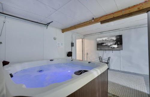 Briar Crest Woods House | Hot Tub & Theater Haven-lake And Ski Retreat