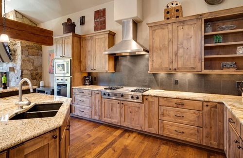 Fairmount On The River House | Hot Tub + Views + Ski Shuttle - Blue Skies at the Shores