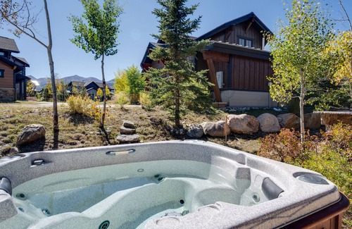 Fairmount On The River House | Hot Tub + Views + Ski Shuttle - Blue Skies at the Shores