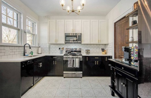 Burns Park House | Hot Tubs | Game Room | Saunas | Theater | Walk Stadium/Downtown/Park | Decks