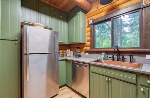 Welches Cabin | Hot Tubs Retro Airstreams Log Cabin Compound