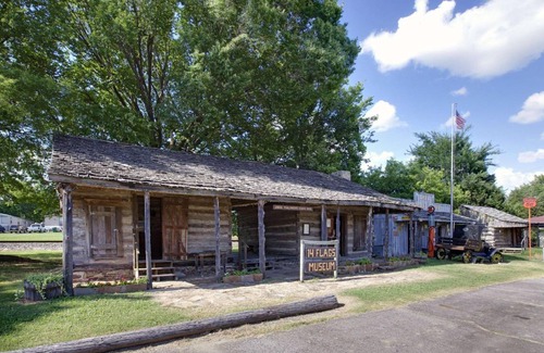 Sallisaw Hotel | Hotel ∙ 127 guests