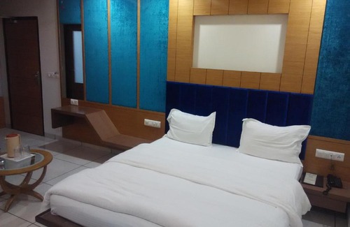 GIDC Hotel | Hotel Apex Inn