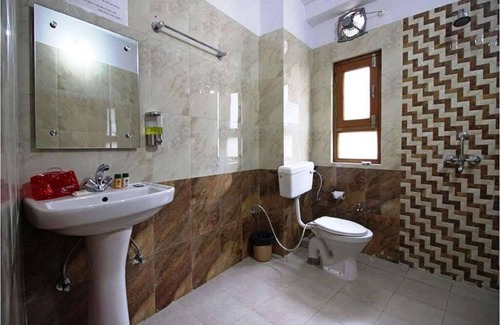 Bhowali Hotel | Hotel Avlokan - Near Kainchi Dham Mandir