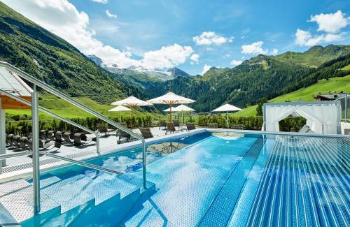 Hintertux Hotel | Hotel Berghof Crystal Spa & Sports