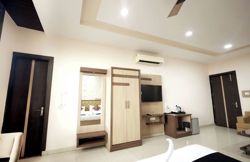 Kalyanpur Hotel | Hotel Bhagyaraj Palace Keshavpuram