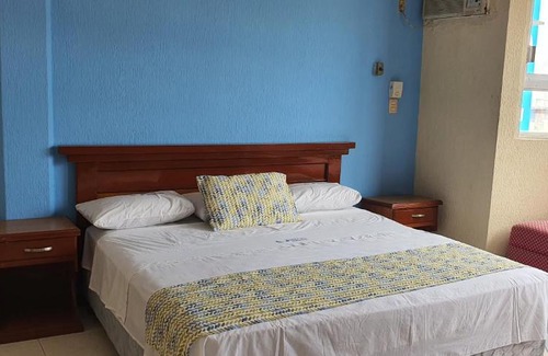 Malecon Hotel | Hotel Dorado a una calle de Playa Regatas y el Malecon