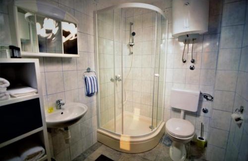 Raiganj Hotel | Hotel Fatima Stays