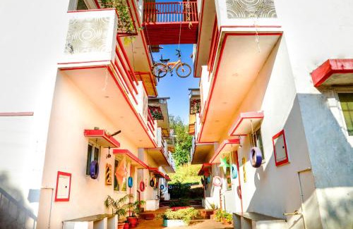 Manjakuttai Hotel | Hotel Five Laurels