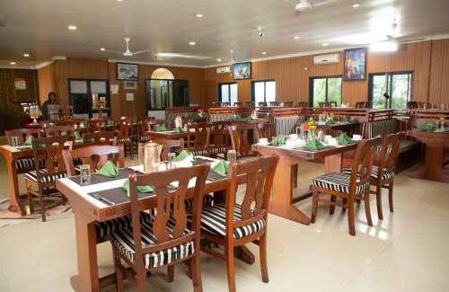 Sauraha Hotel | Hotel Jungle Crown