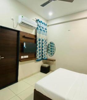 Shujalpur Hotel | Hotel O Area