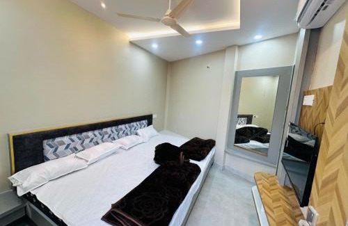 Ujjain Hotel | Hotel OM SHREE PALACE ,MAIN ROAD NEAR MAHAKAL TEMPLE AND RAILWAY STATION
