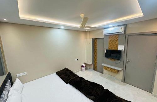Ujjain Hotel | Hotel OM SHREE PALACE ,MAIN ROAD NEAR MAHAKAL TEMPLE AND RAILWAY STATION