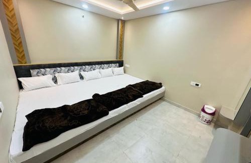 Ujjain Hotel | Hotel OM SHREE PALACE ,MAIN ROAD NEAR MAHAKAL TEMPLE AND RAILWAY STATION
