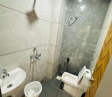 Ujjain Hotel | Hotel OM SHREE PALACE ,MAIN ROAD NEAR MAHAKAL TEMPLE AND RAILWAY STATION