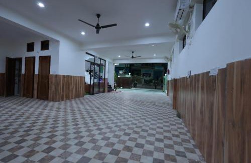 Srinagar Hotel | Hotel Saurabh