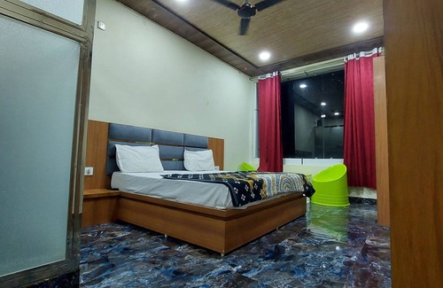 Orchha Hotel | Hotel Shree Ram Bhagwan Orchha with WiFi, AC. Book your stay now
