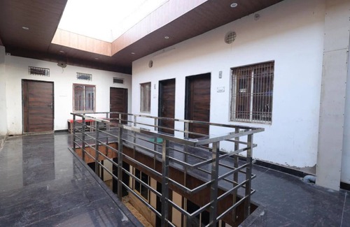Mathura House | Hotel Shyam Inn - Queen Bedroom Apartment