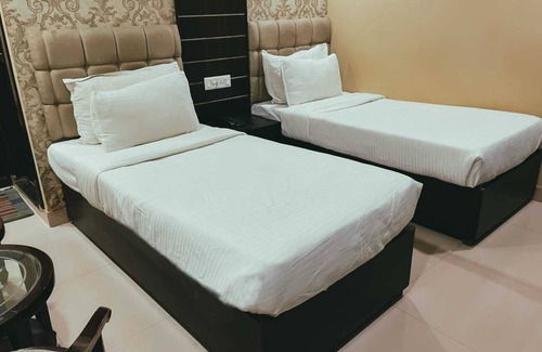 Mahmoorganj Hotel | Hotel SLE Residency