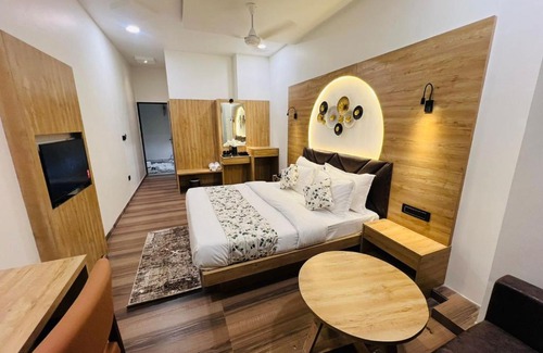 Anand Hotel | HOTEL SR LAXMI