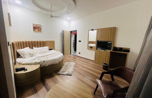 Anand Hotel | HOTEL SR LAXMI