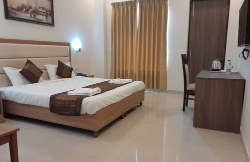 DLF Phase 5 Hotel | Hotel The Luxem