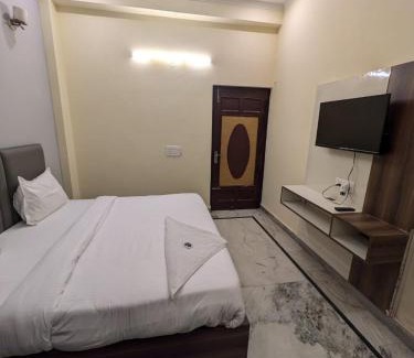 Sector 62 Hotel | Hotel Vegas Corporate Suites By Aura