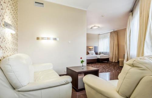 Pruszkow Hotel | Hotel Victor Pruszków DeSilva