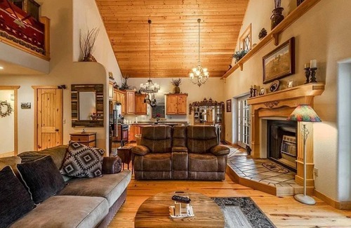 Guadalupita House | HotTub-Fire Pit-AngelFire Stunning Mountain View’s
