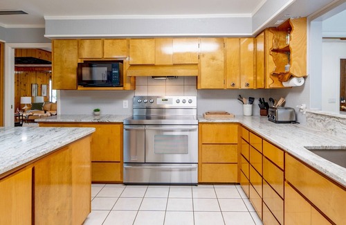 Scottsburg House | HotTub, FirePit & Deck Accs St .Parks!