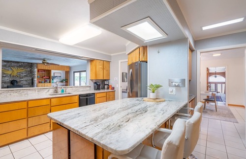 Scottsburg House | HotTub, FirePit & Deck Accs St .Parks!