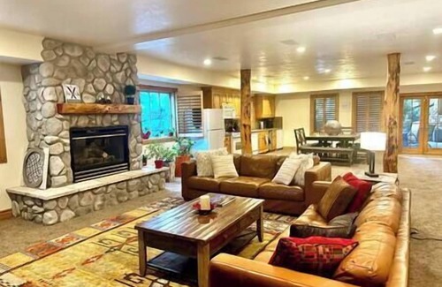 Murray House | HotTub, Gym, Close to Everything
