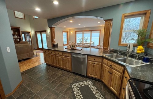 Estelline House | Hottub,Lilypad,FireRing,LakeFront,Sleeps10