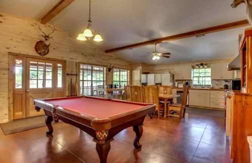 Leakey House | House ∙ 4 bedrooms ∙ 20 guests