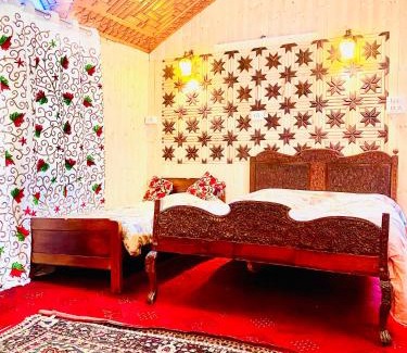 Dal Lake Boat Rental | House Boat New Pala Palace
