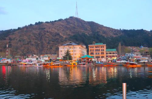 Dal Lake Boat Rental | House Boat New Pala Palace