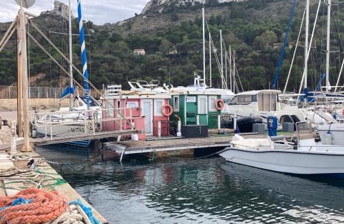 Poetto Apartment | House boat V al Poetto 2 pax piu' 1