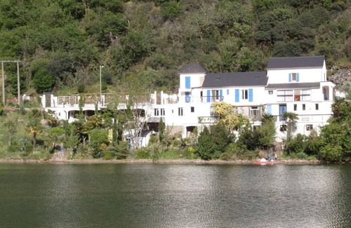 Requista House | house by the riverside, sleeps up to 4