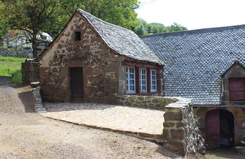 Saint-Vincent-de-Salers House | House facing the mountain - Mauriac & Puy Mary - Cantal - sleeps 6 to 8