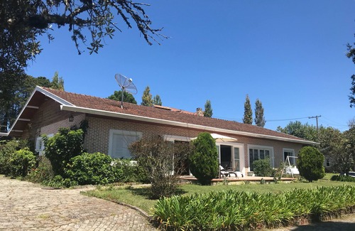 Capivari House | House for 12 people: 4 bedrooms (2 suites) and beautiful garden - 15min walk from Baden