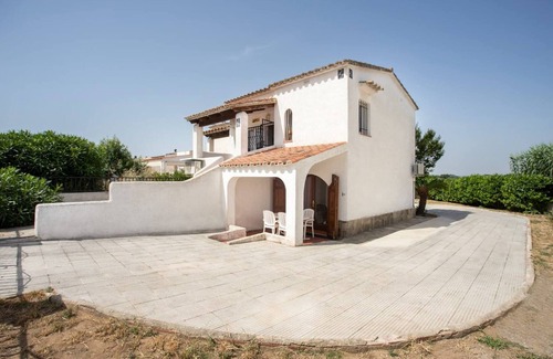Castello d'Empuries Ski Chalet | House in Empuriabrava with garden AV-17