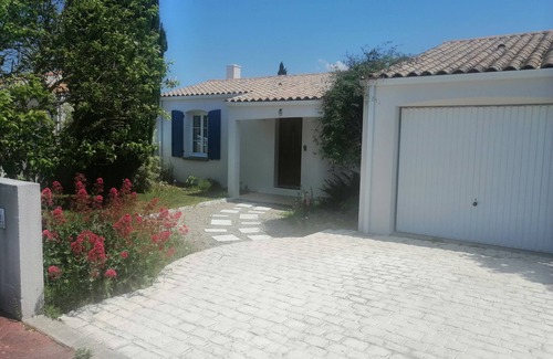Perigny House | House in enclosed garden with patio 5 km from La Rochelle