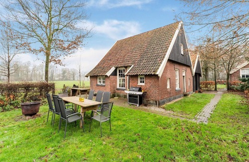 Municipality of Enschede Apartment | House in former 'bakspieker' in rural location near Enschede