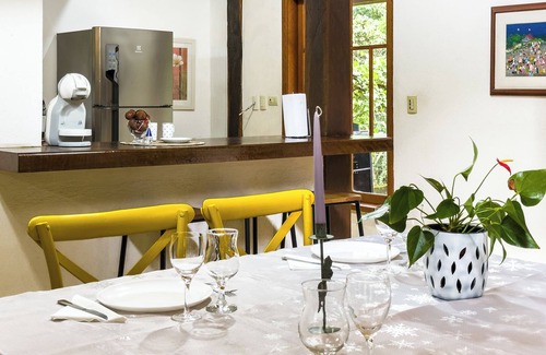 Carapicuiba House | House in Granja Viana in front of the environmental reserve