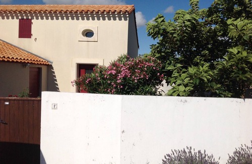 Quartier du Stade House | House in secure private residence with swimming pool and bicycles