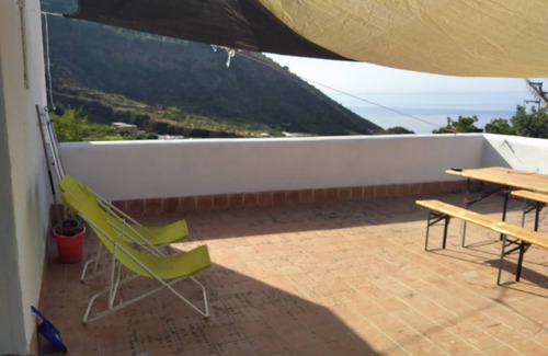Leni House | House in the hills with vineyard in Salina