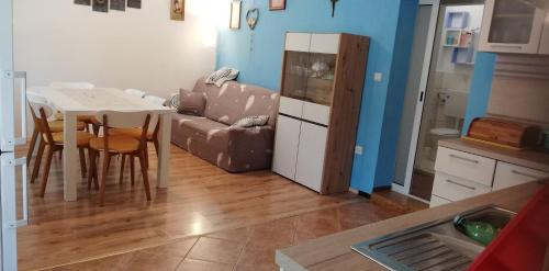 Necujam House | House Isabella