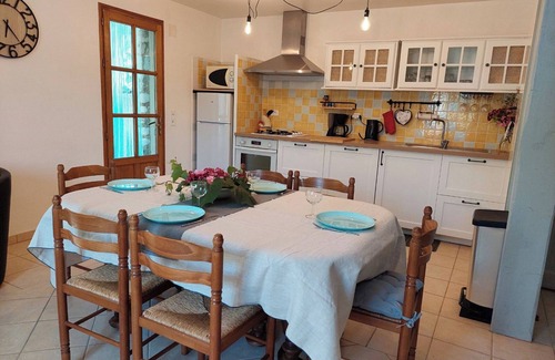Sahune House | House "Le Vieil Olivier" with Mountain View, Shared Pool and Wi-Fi