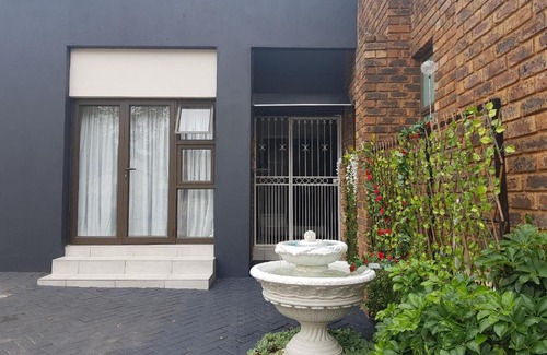 Moreleta Park House | House Mulberry Guesthouse